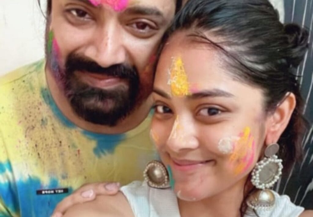 দোলে একান্তে প্রতীক-সোনামণি