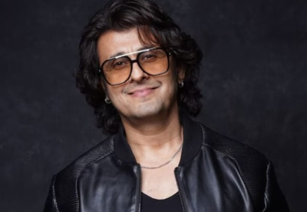 মঞ্চে গাইছেন সোনু নিগম, কলেজের কনসার্টেই উড়ে গেল পাথর!