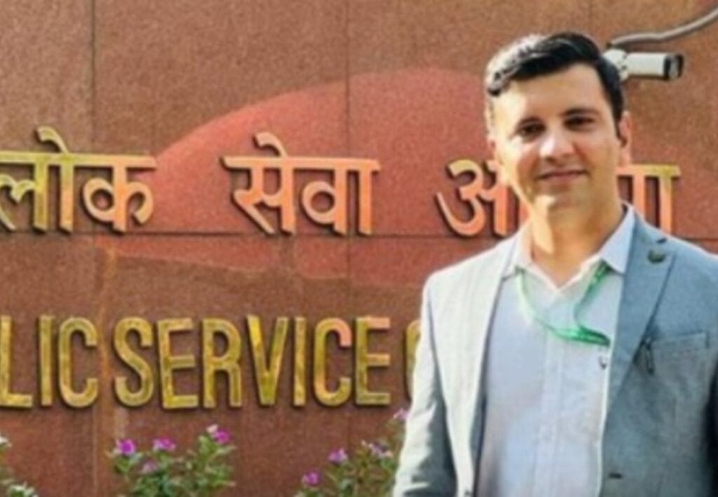 ৩৫ টি পরীক্ষায় ফেল করেও আইএএস অফিসার! জানুন বিজয় বর্ধনের কাহিনি