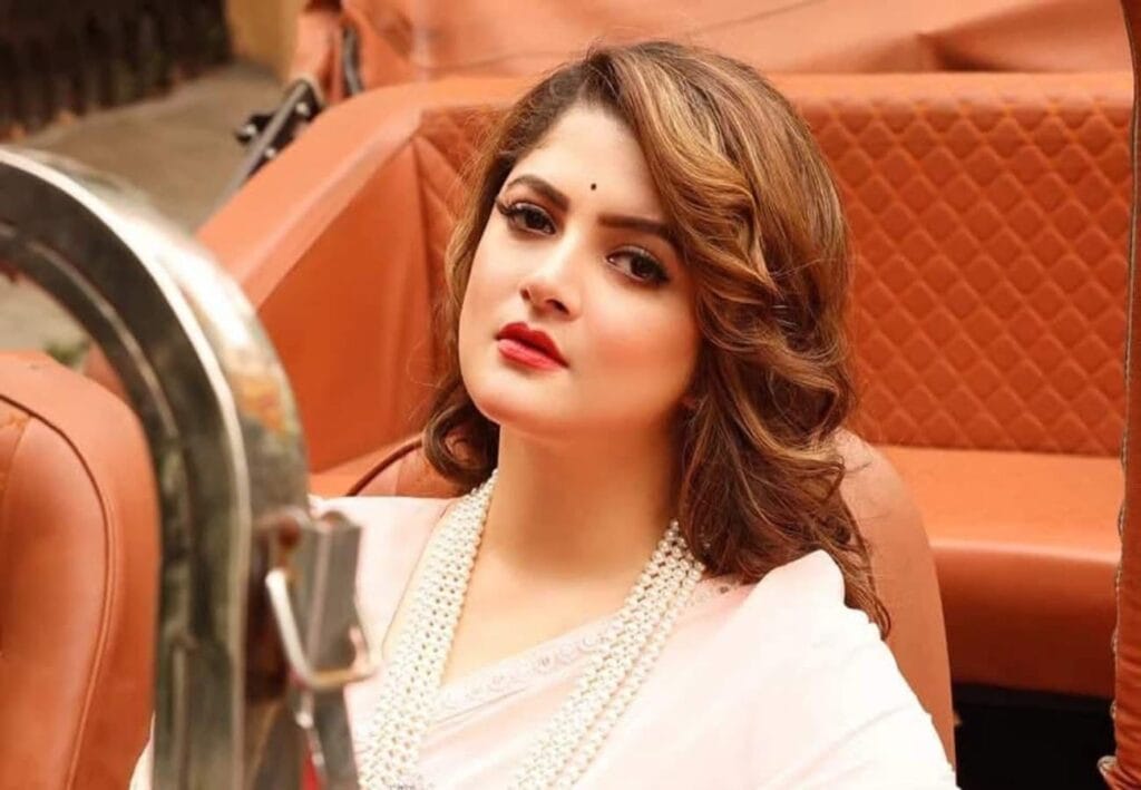 বন্দুকহাতে শ্রাবন্তী, নববর্ষে নায়িকার ঘরে ডাকাত!