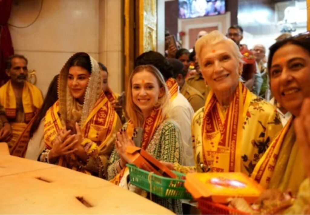 সদ্যই নিজের মাকে হারিয়েছেন, এ বার জ্যাকলিনের ভ্রমণ সঙ্গী ইলন মাস্কের মা