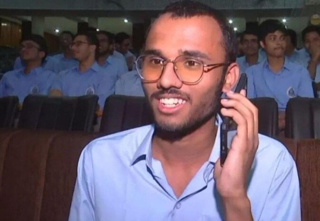 মাধ্যমিকে অষ্টম পুষ্পক আদতে বিহারের বাসিন্দা, পড়াশোনার তাগিদেই নরেন্দ্রপুরে এসে ঝরঝরে বাংলা শেখা