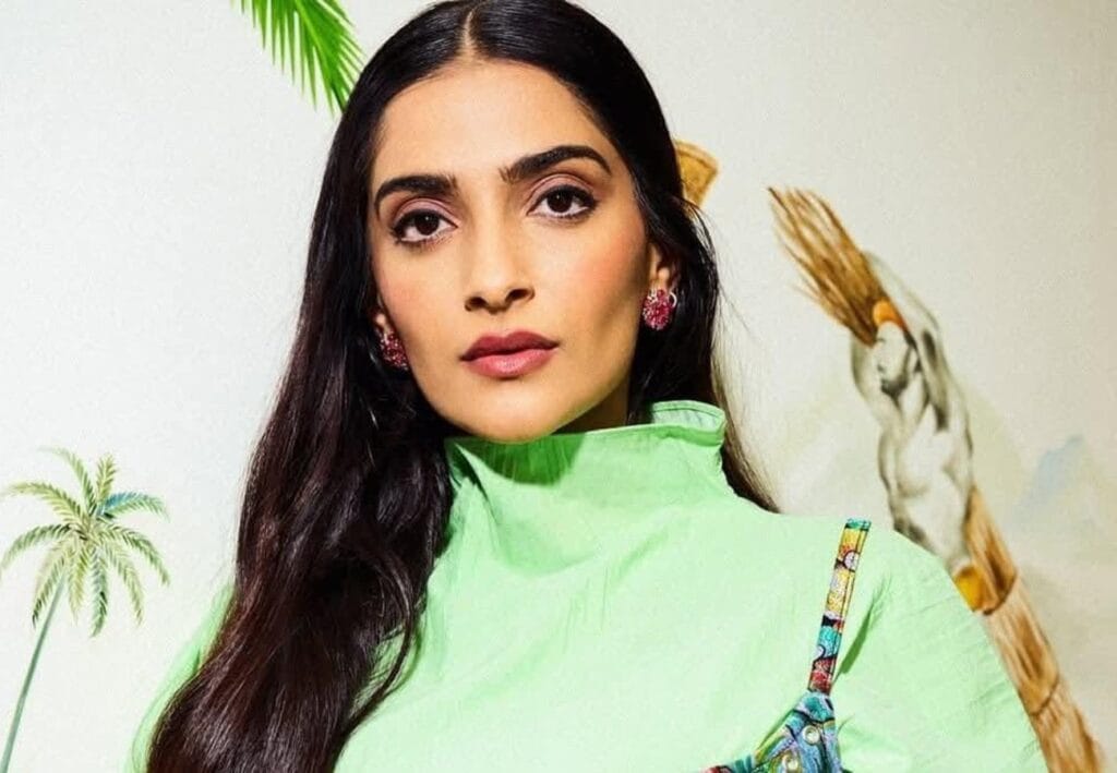 'একই আকাশের নীচে মন্দির, মসজিদ', ভারত-পাক চাপানউতরের মাঝেই ভালবাসার বার্তা সোনমের