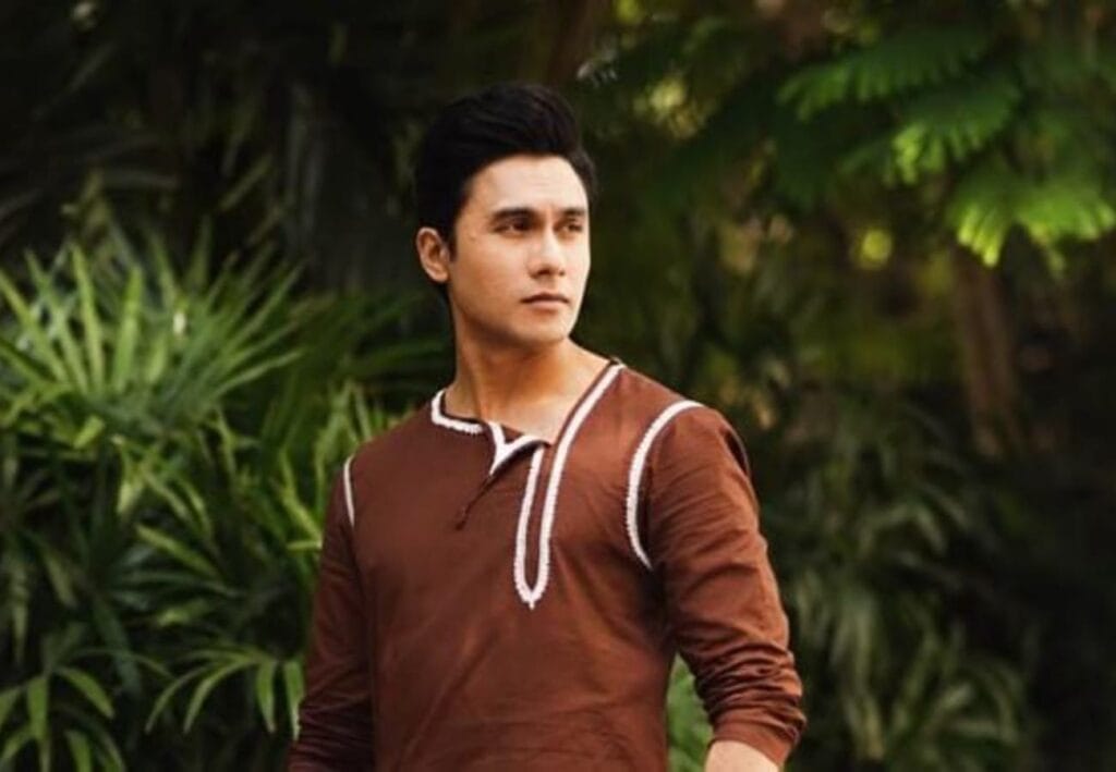 প্রথম বাংলা ছবি, 'যেন নিজের বাড়ি ফিরে এলাম', বললেন ঋত্বিক ভৌমিক