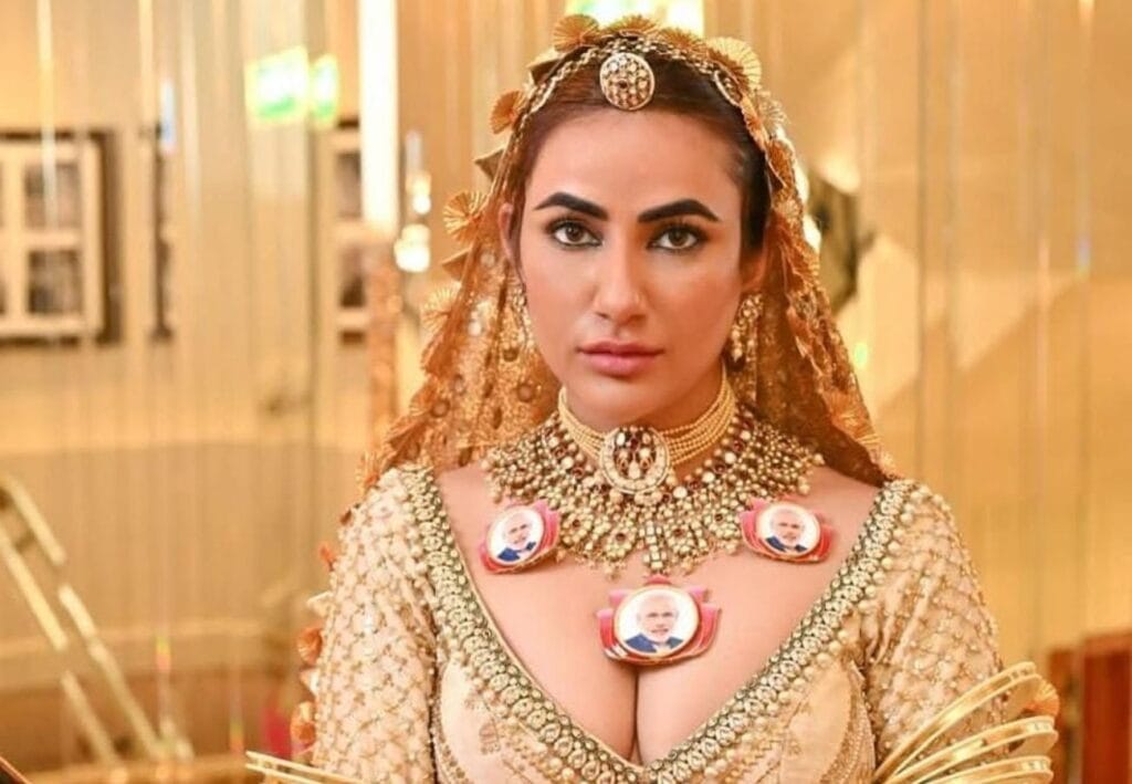 বুকের ভাঁজে নরেন্দ্র মোদী! কানের গালিচায় অভিনেত্রীর সঙ্গী প্রধানমন্ত্রী