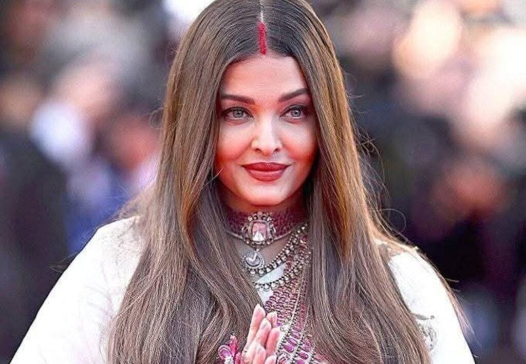 সিঁথিতে উজ্জ্বল সিঁদুর, কানের মঞ্চে ঐতিহ্যের ছোঁয়া ঐশ্বর্যার সাজে