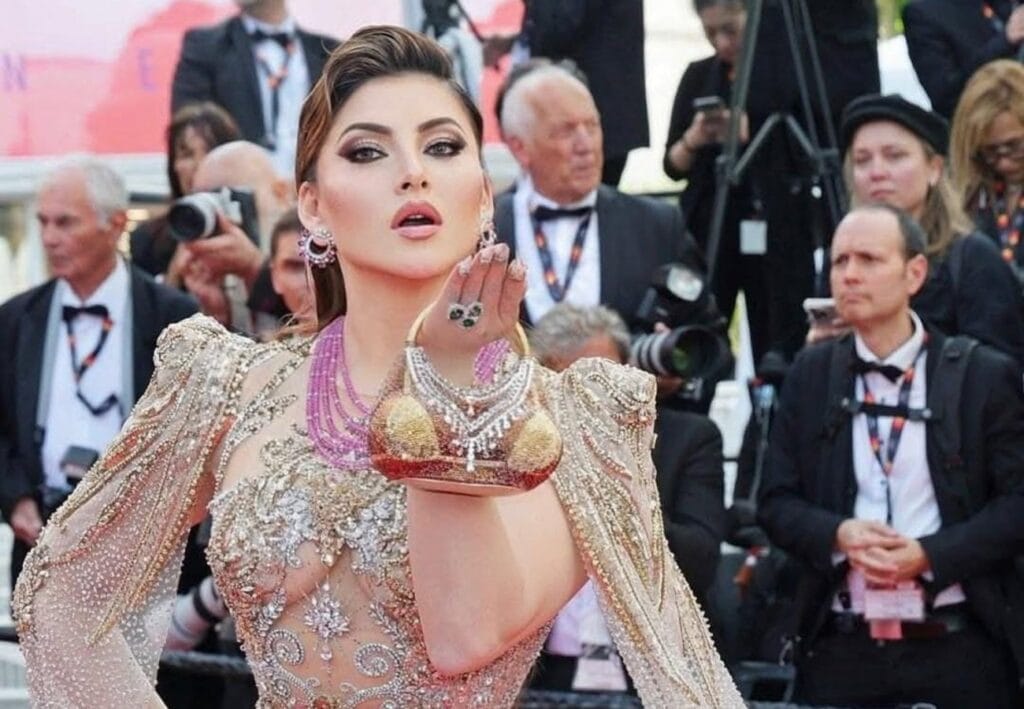 'বক্ষযুগল' হাতে কানের মঞ্চে 'বিতর্কিত' উর্বশী! জানেন কি অভিনেত্রীর এই বিকিনি ক্লাচের দাম কত?