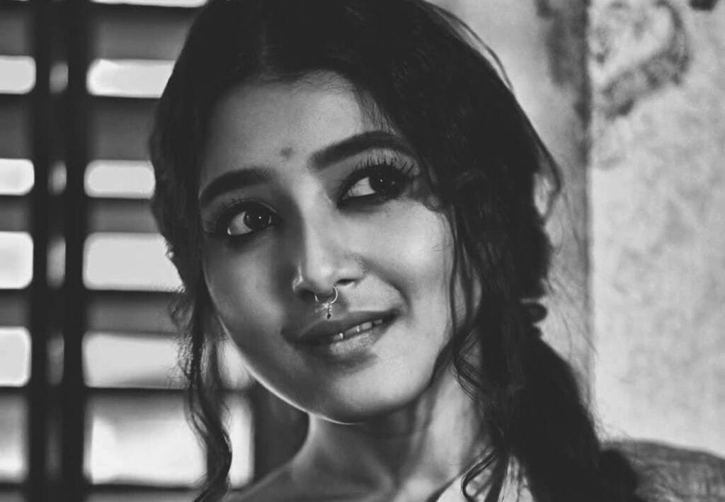 'কালো হরিন চোখ'-এর সঙ্গে মৃদু হাসি, আরাত্রিকার মধ্যেই কি 'মহানায়িকা'কে খুঁজে পেলেন অনুরাগীরা!