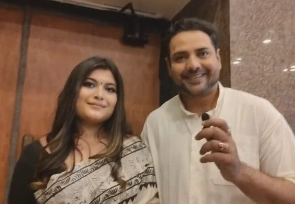 বাবার ধাঁচেই ফতুয়া-ধুতি, 'আলোকই কিনে দিয়েছে', প্রেমিকার শাড়িও কি তথাগতের পছন্দের?