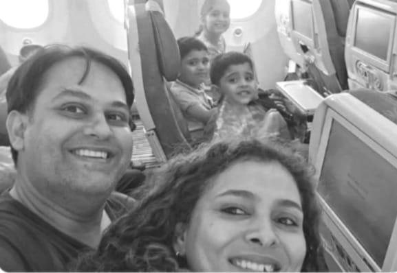 তিন সন্তানের সঙ্গে হাসিমুখে সেলফি চিকিৎসকের! বিমানের 'শেষ মুহূর্ত' বন্দি রইল ফোন ক্যামেরাতেই