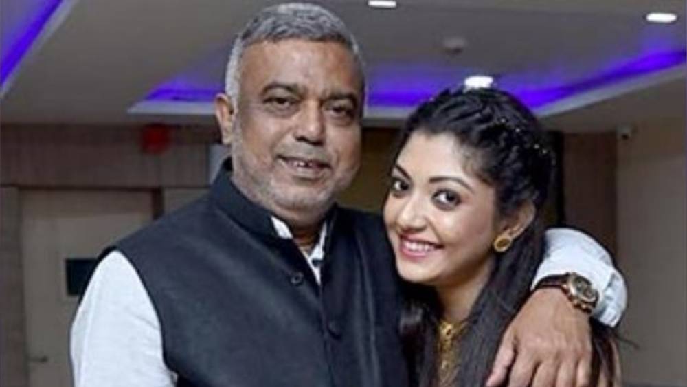 'বাবা লুকিয়ে ছবি দেখতে গিয়েছিলেন', 'রাস' দেখে মেয়েকে কত নম্বর দিলেন দেবলীনার বাবা দেবাশিস?