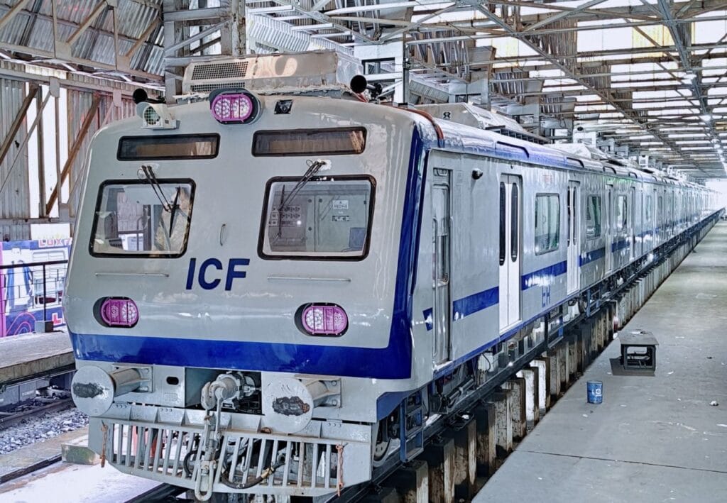 এবার গরমে স্বস্তি, কলকাতায় চলে এল এসি লোকাল ট্রেন, জেনে নিন ভাড়া কত?