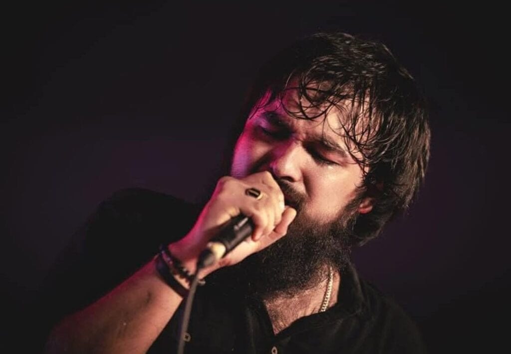 নোবেলের বিরদ্ধে যৌন হেনস্থার অভিযোগ করেছিলেন তরুণী, তাঁকেই বিয়ে করলেন গায়ক