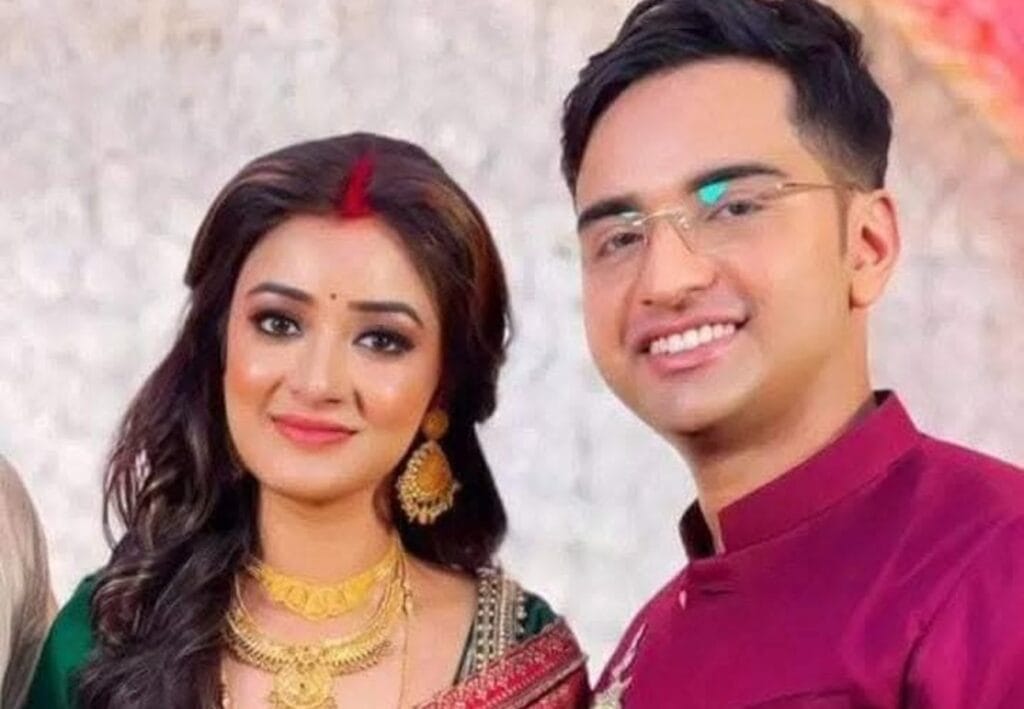 নাকি সমাজমাধ্যম থেকে তাঁর আর শুভদীপের সব ছবি সরিয়ে দিয়েছে