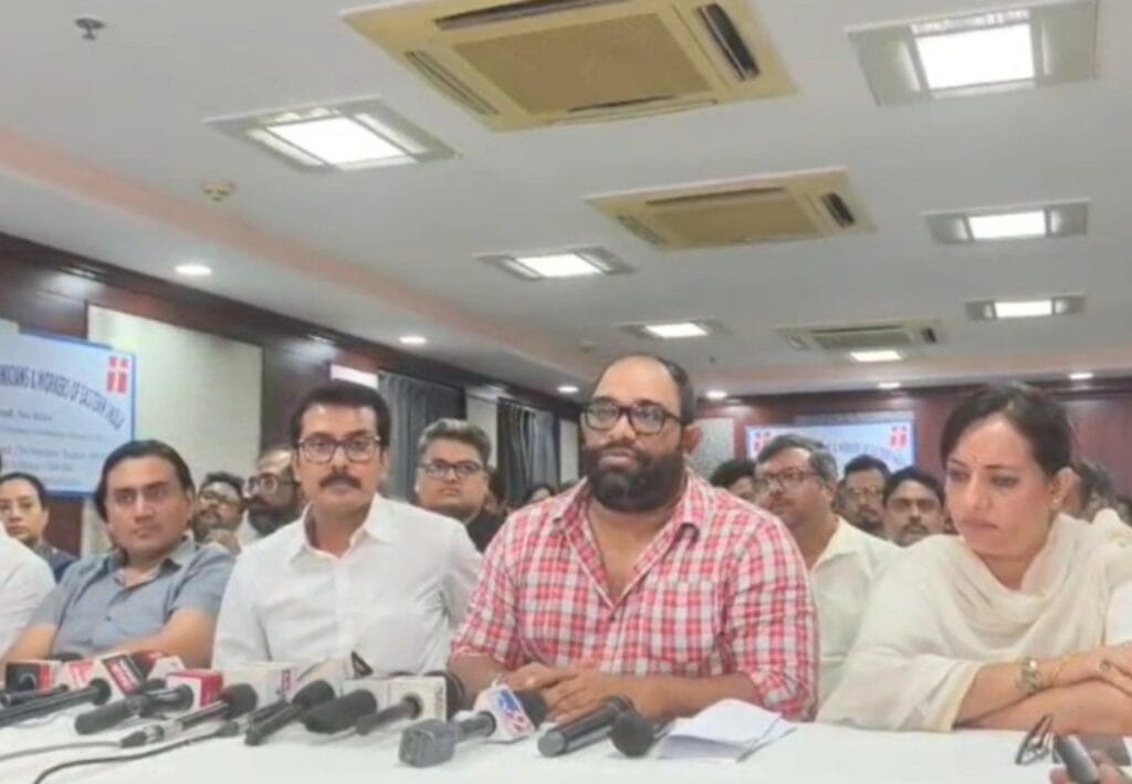 টেলিপাড়ায় 'ঐতিহাসিক দিন'! চায়ের আড্ডায় মিটল বিবাদ, স্বরূপ বলেন, 'আর কাজ বন্ধ হবে না'