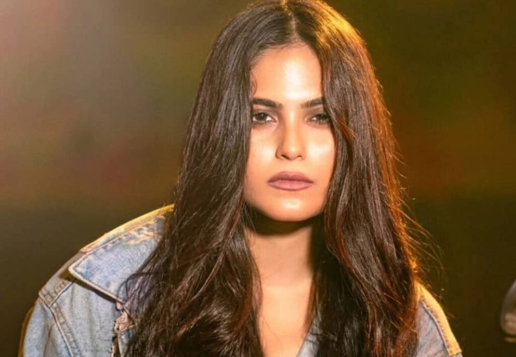 টানা শারীরিক নির্যাতন, প্রেমিক কোরিওগ্রাফার গ্রেফতার হতেই লাইভে মুখ খুললেন অভিনেত্রী