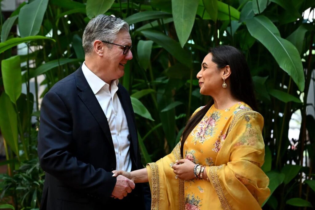 ব্রিটেনের প্রধানমন্ত্রীর সঙ্গে দেখা রানির! মুম্বইয়ের যশ রাজ স্টুডিয়োয় হাজির তিনি